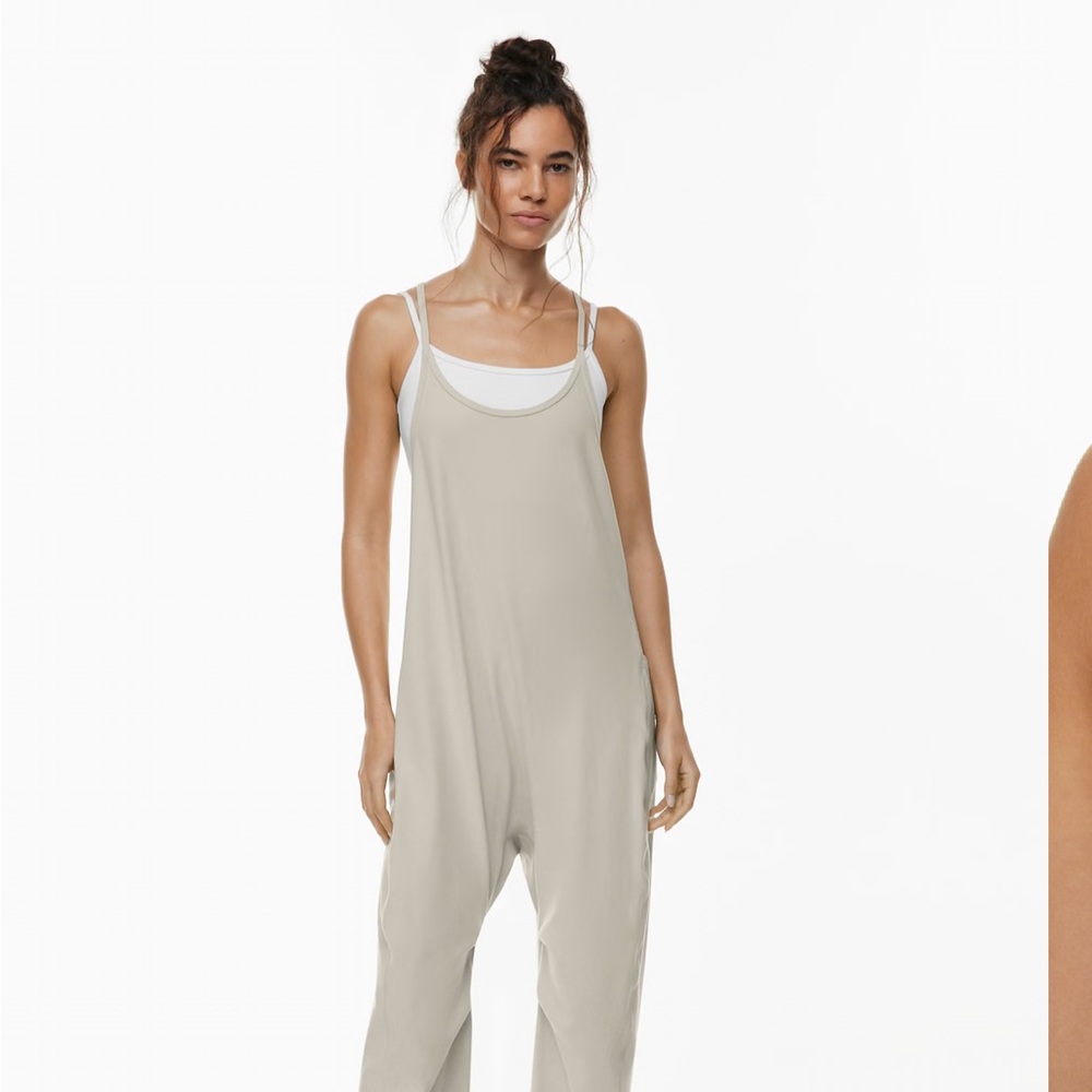 NWT Aritzia Golden BUTTER Breakaway Jumpsuit
Sleeveless sweat-wicking jumpsuit